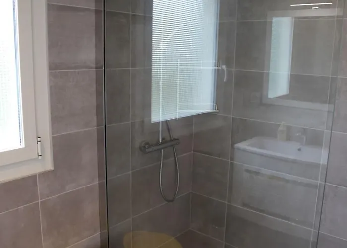 דירה Spacious With Balcony And Sea View
