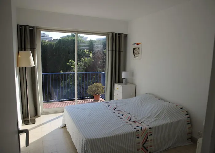 Spacious With Balcony And Sea View דירה *