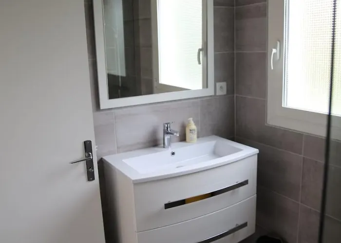 דירה Spacious With Balcony And Sea View *