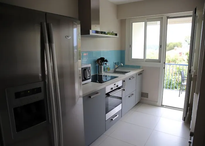 Spacious With Balcony And Sea View דירה אנטיב