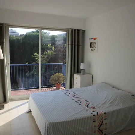 Spacious With Balcony And Sea View Apartament *