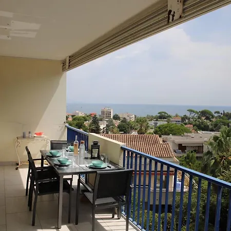 아파트 Spacious With Balcony And Sea View
